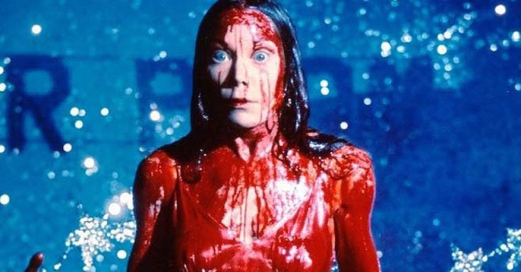 Margaret White – Carrie – A Estranha (2013) | A mãe da protagonista do longa, é uma mulher religiosa que usa a sua crença para punir sua filha. Muito parecido com a personagem de O Nevoeiro, Margaret justifica as suas ações malignas através da religião