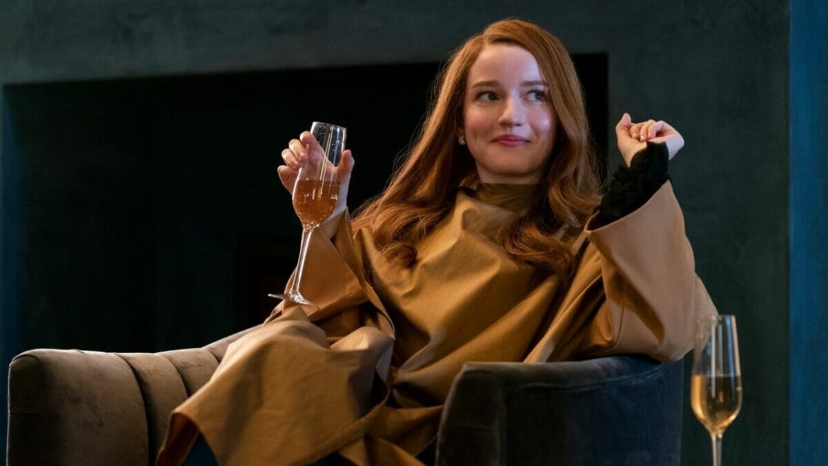 Julia Garner em Inventando Anna