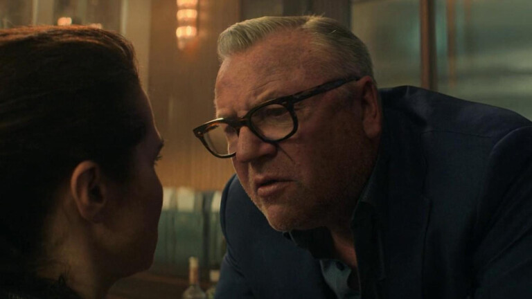 Ray Winstone em Viúva Negra Ray Winstone em Viúva Negra