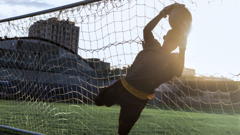 Cena de O Ninho: Futebol e Tragédia que está disponível na Netflix