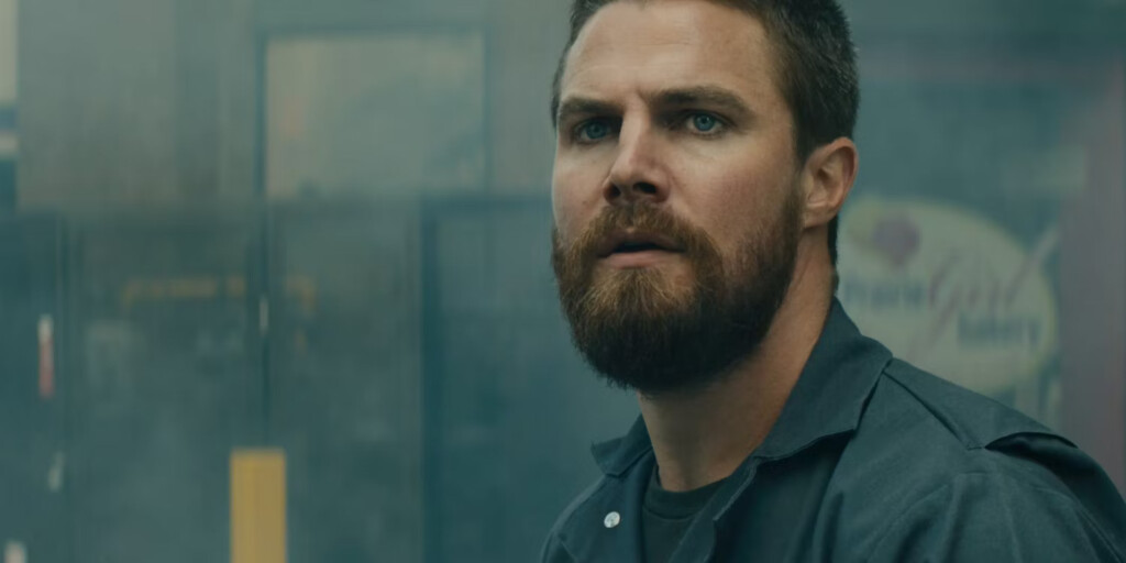 Stephen Amell em Code 8