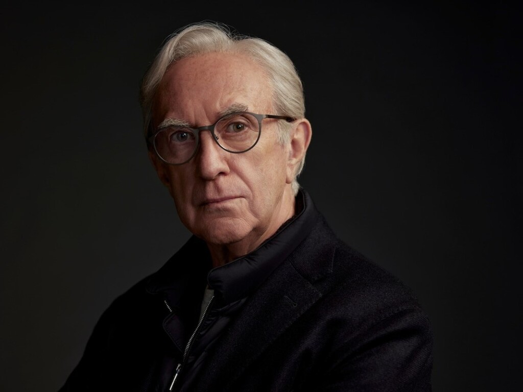 Jonathan Pryce é Mike Evans