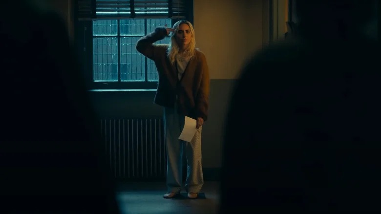 Arlequina faz o mesmo gesto que Sophie