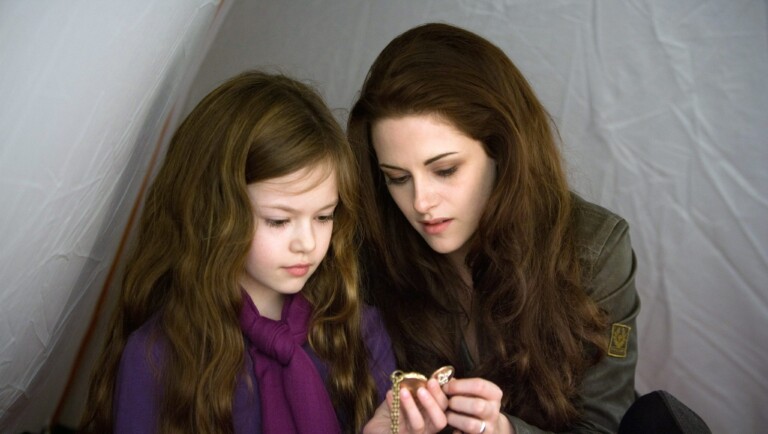 Mackenzie Foy e Kristen Stewart em Amanhecer: Parte 2, da saga Crepúsculo