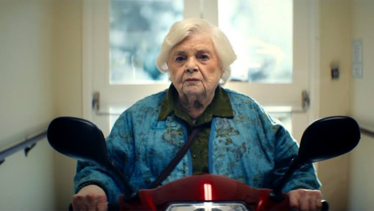 Atriz de 94 anos prova que idade não tem limite ao estrelar filme de ação e comédia