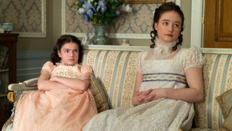 Ruby Stokes (à direita) como Francesca Bridgerton