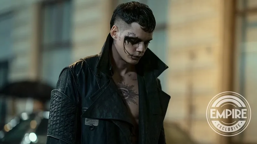 Bill Skarsgård é Eric Draven em O Corvo