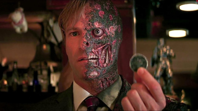 Aaron Eckhart como Duas Caras em Batman: O Cavaleiro das Trevas