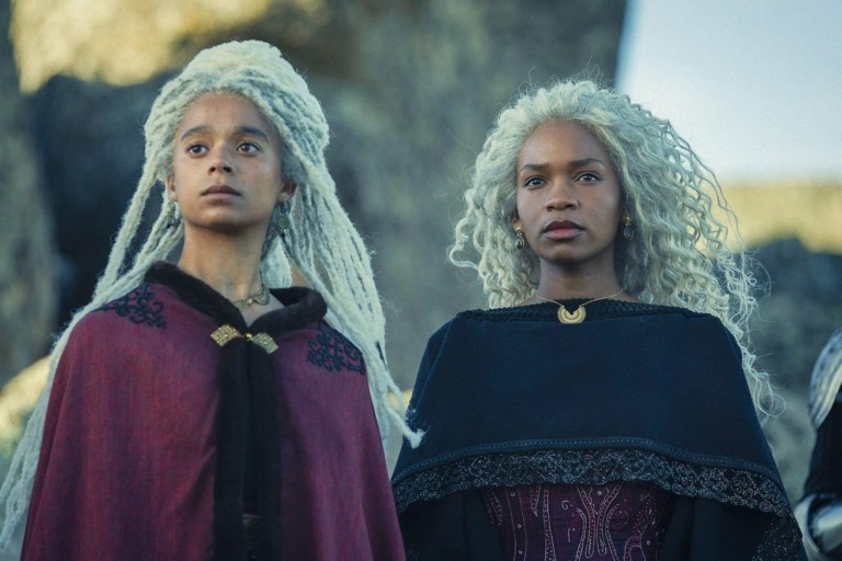 Rhaena e Baela Targaryen em A Casa do Dragão