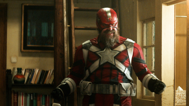 David Harbour como Guardião Vermelho