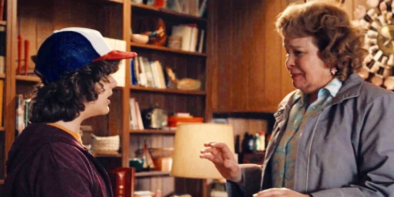 Dustin e sua mãe, Claudia