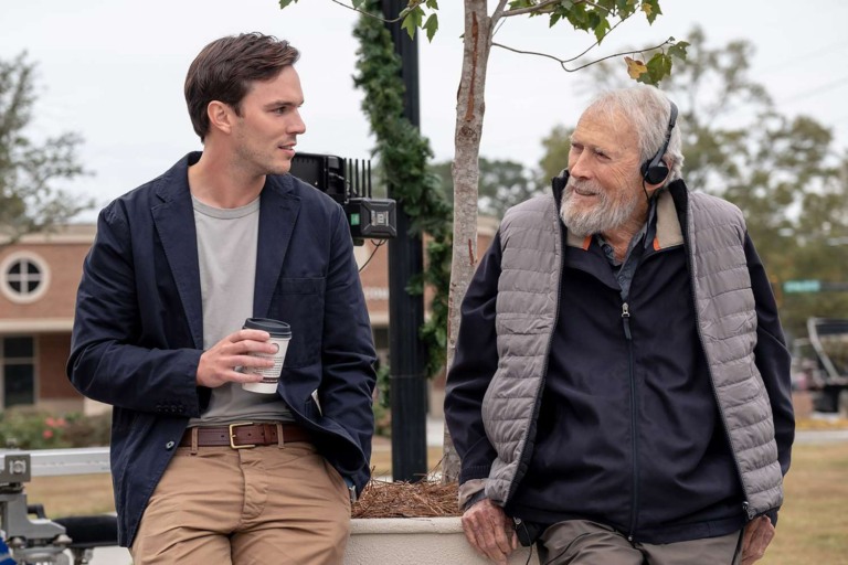 Nicholas Hoult e Clint Eastwood no set de Juror #2