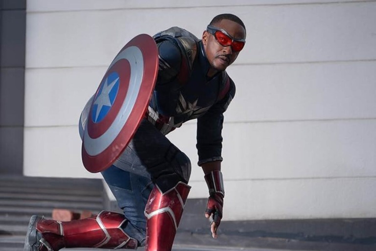 Anthony Mackie afirma que Capitão América não pode ser definido pelas ações dos EUA