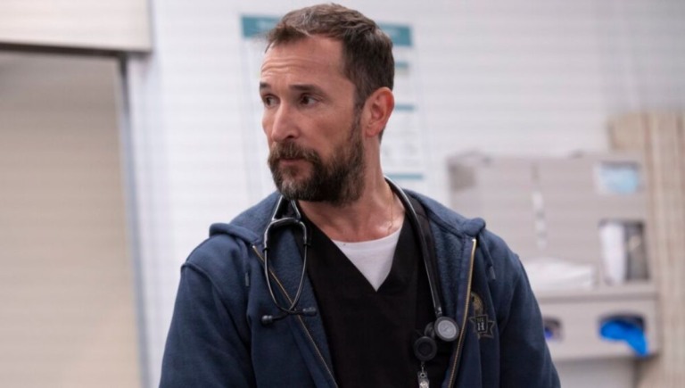 Imagens da 2ª temporada de The Pitt revelam novo médico e primeira cirurgia emocionante