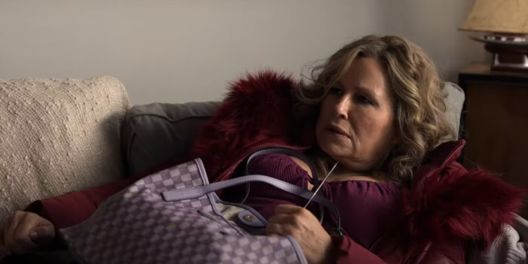 Jennifer Coolidge e Ed Harris estrelam comédia Riff Raff; veja o trailer