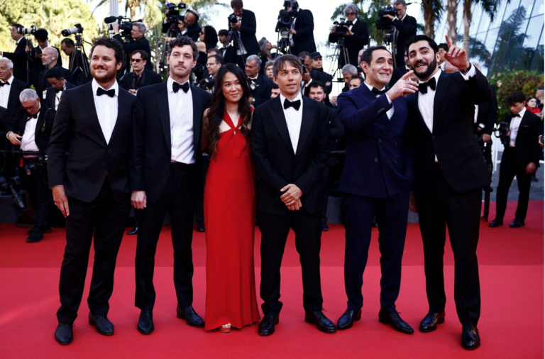 Diretor Sean Baker posa para fotos no tapete vermelho de Cannes.