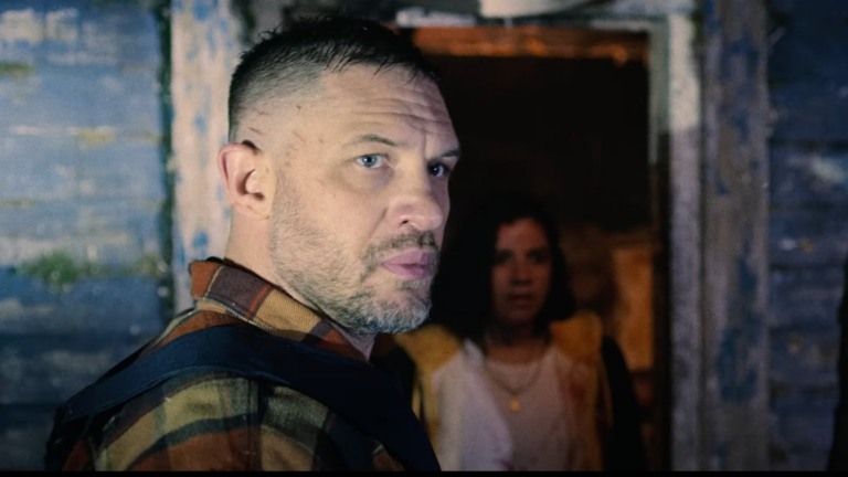 Filme de ação ultravioleta com Tom Hardy chega a Netflix misturando trama policial e submundo do crime