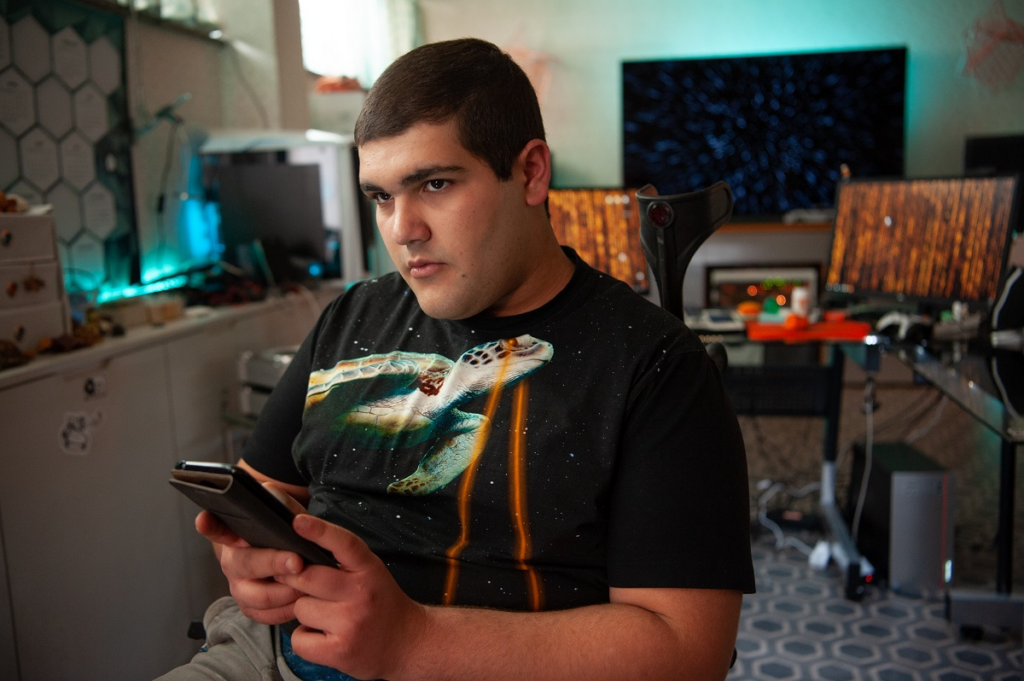 Danilo Kamperidis como Lenny