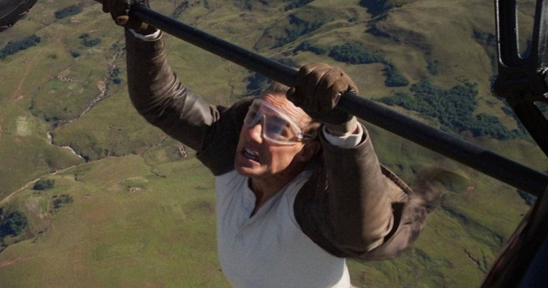 Tom Cruise aparece pendurado em um avião em cena de Missão Impossível - O Acerto Final; veja