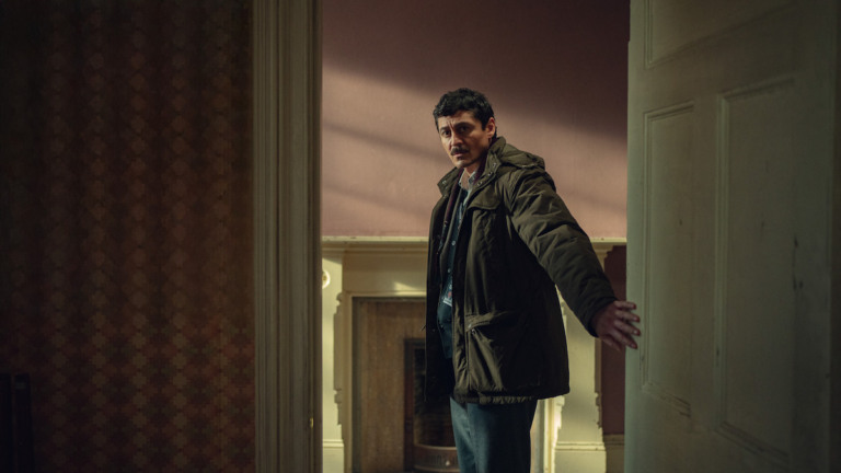 Atormentado pela culpa, detetive está determinado a cutucar feridas em nova série da Netflix Atormentado pela culpa, detetive está determinado a cutucar feridas em nova série da Netflix