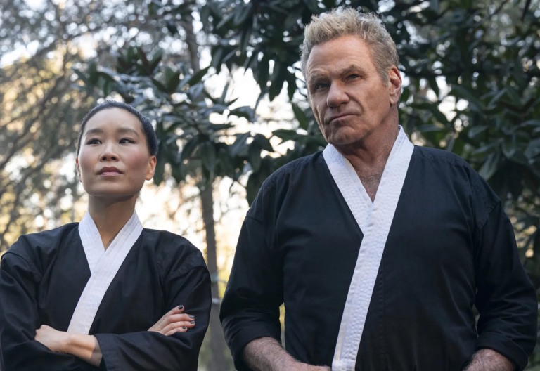 Ator de Cobra Kai é expulso de evento após morder colega de elenco
