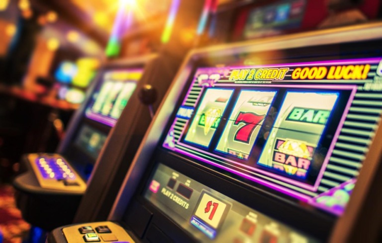 Qual é a diferença entre caça-níqueis com jackpot progressivo e fixo?