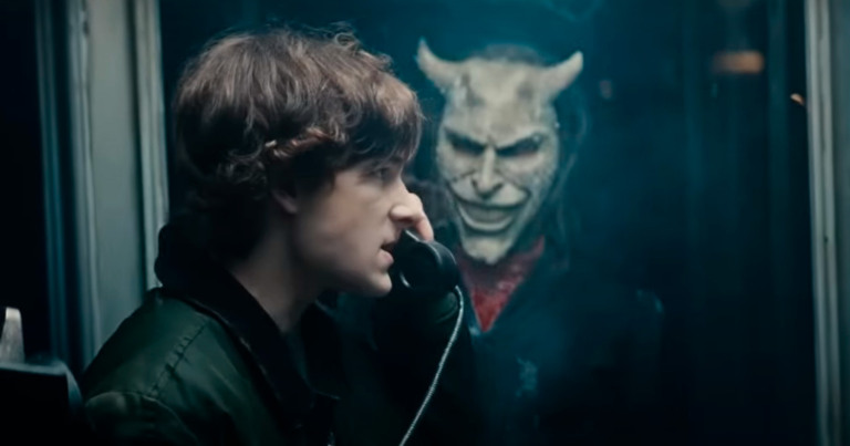 Trailer de O Telefone Preto 2 mostra uma reviravolta importante no destino do Sequestrador Trailer de O Telefone Preto 2 mostra uma reviravolta importante no destino do Sequestrador