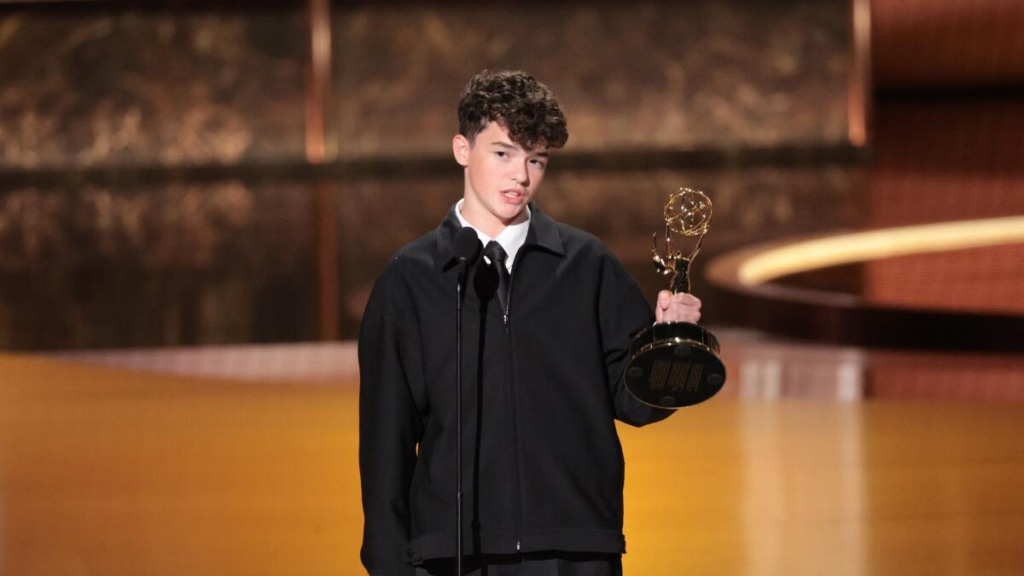 Owen Cooper, de Adolescência, vence como melhor ator coadjuvante em minissérie no Emmy 2025