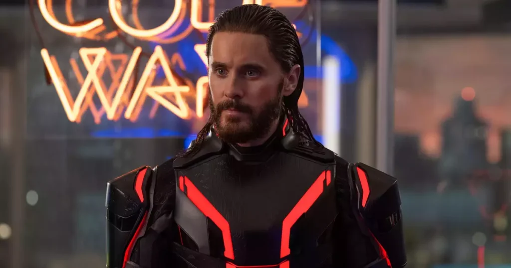 Novo trailer de Tron: Ares mostra inteligência artificial de Jared Leto invadindo a realidade