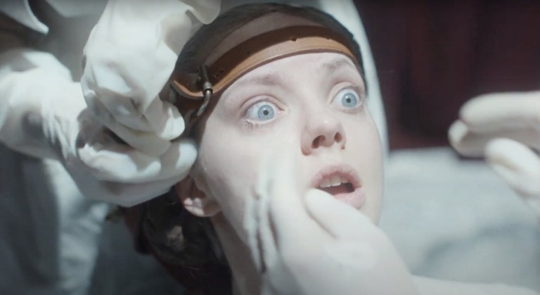 Crítica de A Meia-Irmã Feia: Terror expõe o lado monstruoso da busca pela perfeição